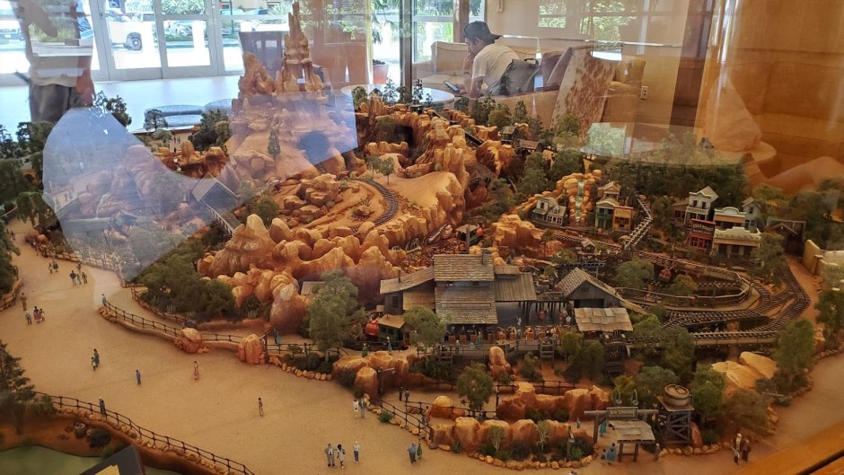 DISNEYLAND HOTEL 6 CA 2019.jpg