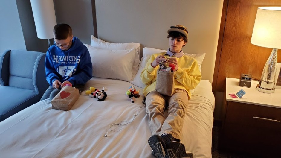 KIDS AIRPORT BAGS 2 DAY 0 1 VERO BEACH FEB 2020